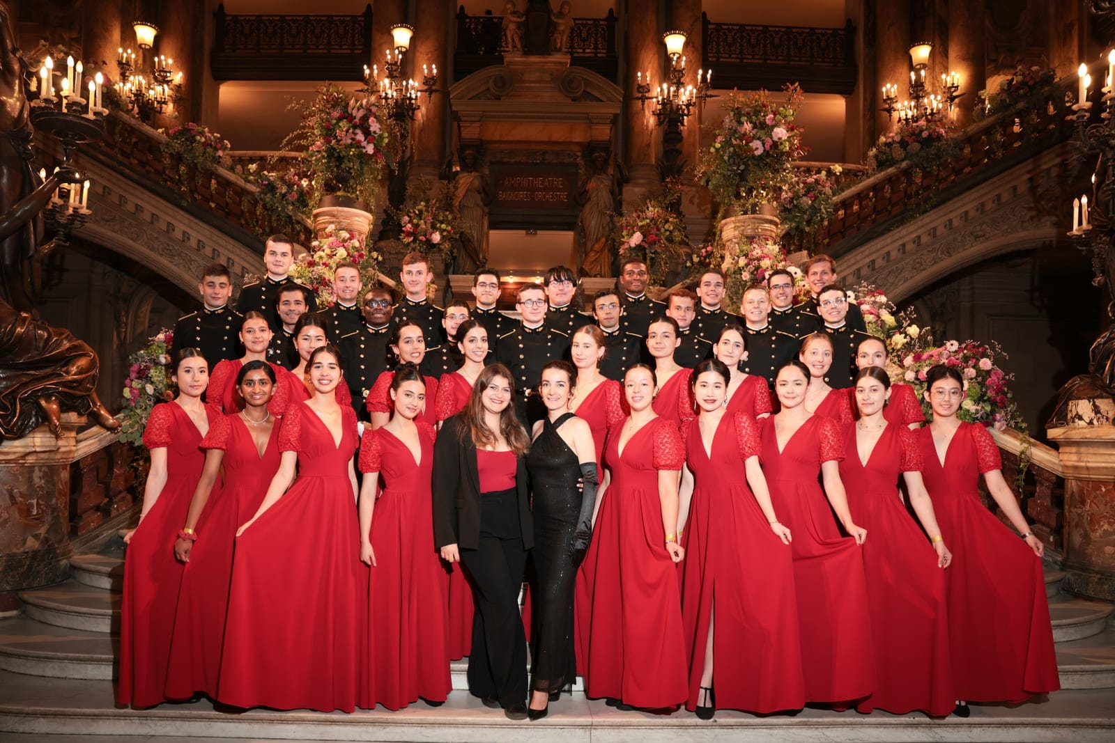 Photo de groupe du Quadrille des Lanciers sur le grand escalier