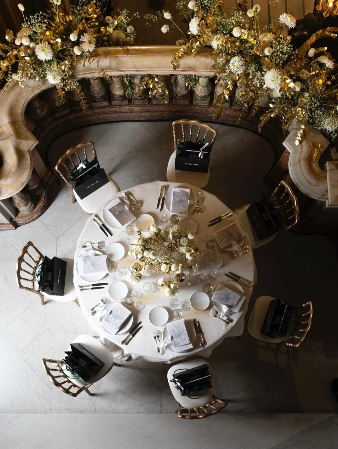 Table dressée sous les fleurs blanches et dorées, vue de haut