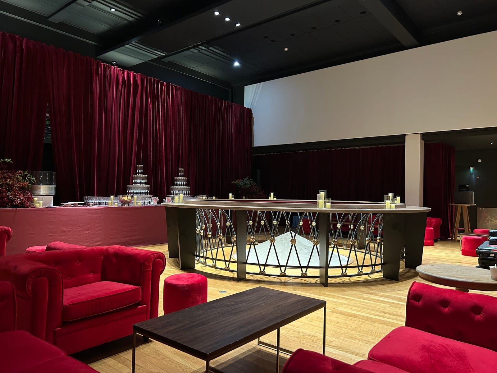 Salon lounge en velours rouge et bar dressé pour la soirée