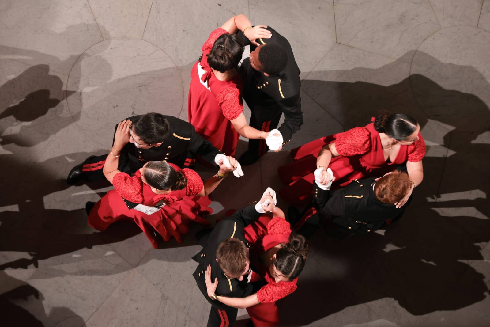 Quadrille des Lanciers dansé sur le pavement du Palais Garnier, vu de haut