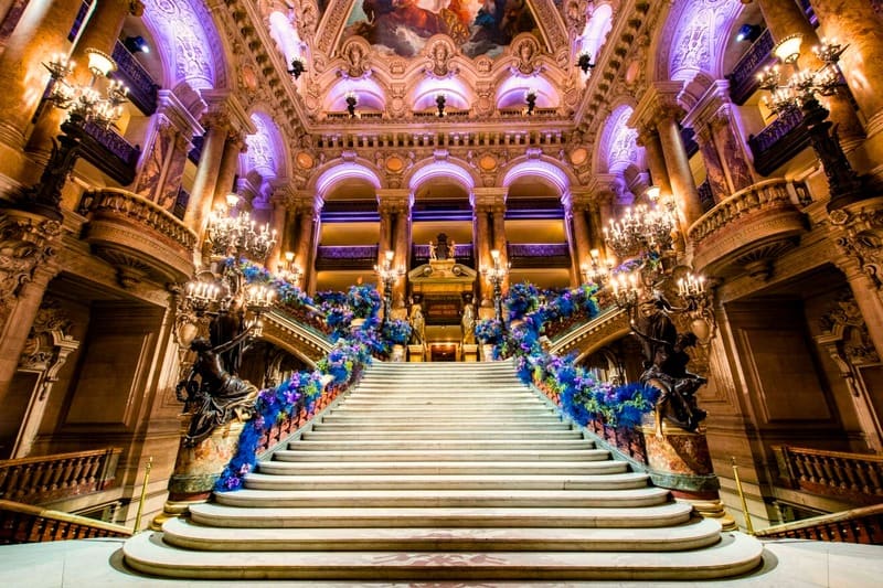 Dîner de gala dressé dans le Grand Foyer